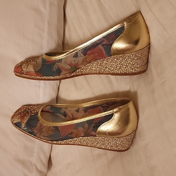 Shoes - Picture 3 of 8